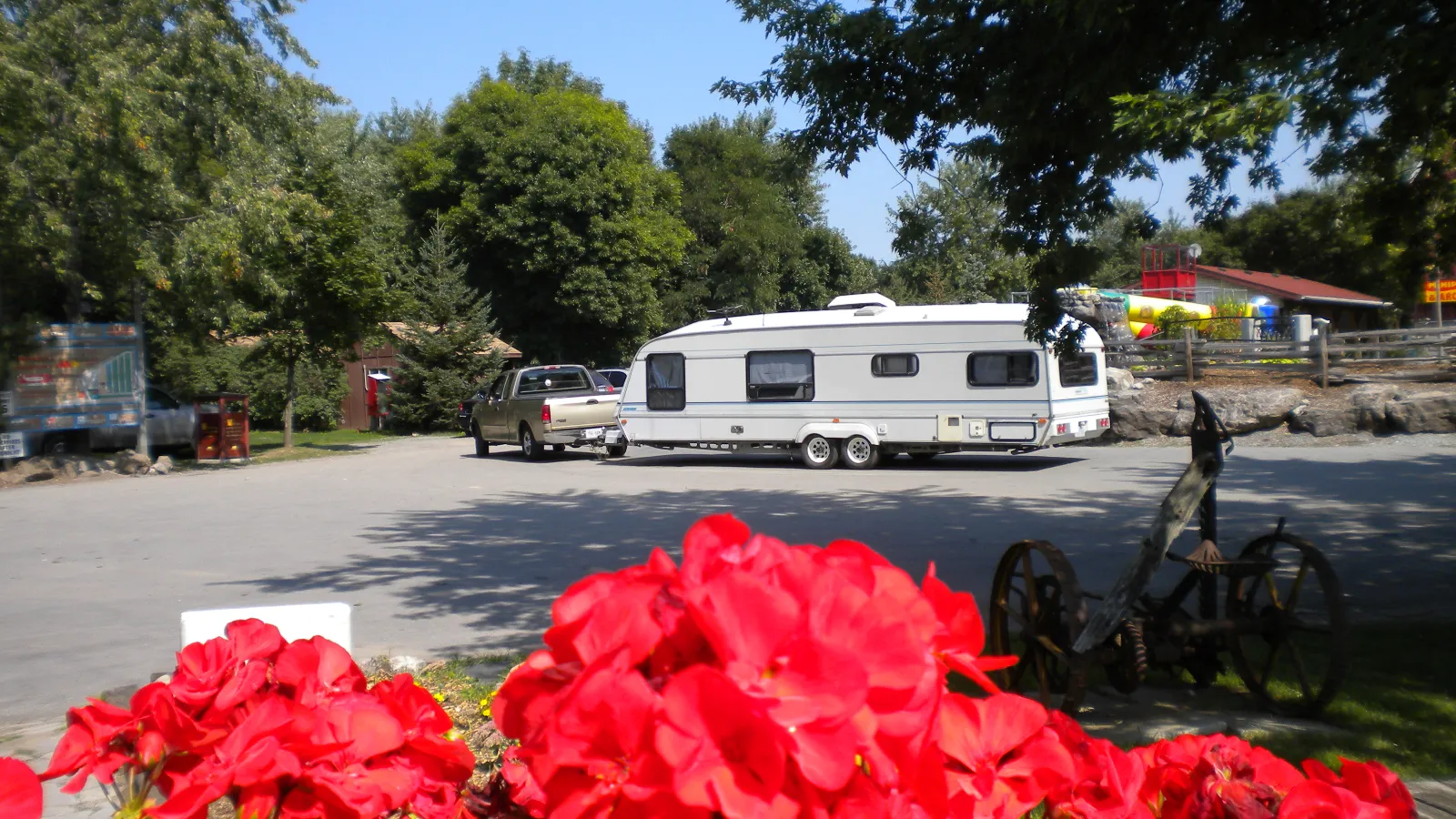 campark-resorts-trailer-entering-campground